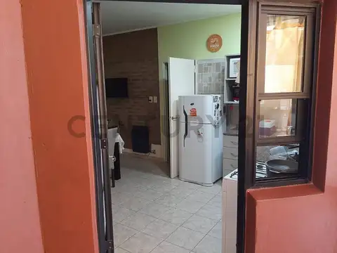 Casa 8 ambientes con 2 baños