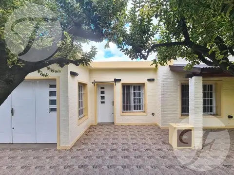 Casa en venta en San Pedro – 2 dormitorios, garaje, pileta y parrilla sobre calle principal