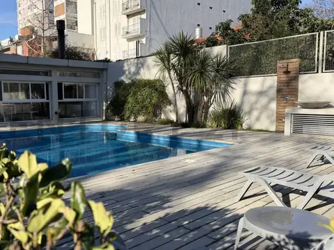 Venta 4 ambientes con Patio propio y Balcón terraza. 3 cocheras y baulera.
