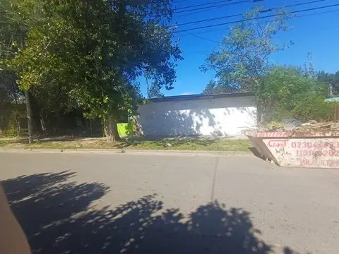 VENTA CASA DOBLE LOTE DERQUI CENTRO CON PILETA