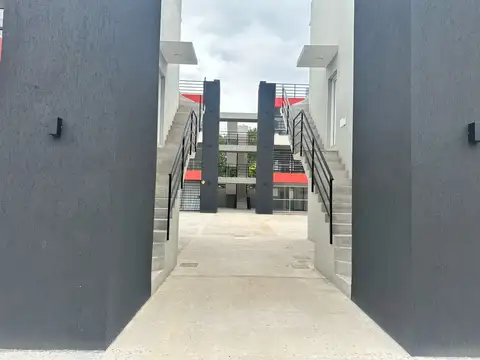 COMPLEJO "LA DELFINA VIII" EN EXCLUSIVA ZONA RESIDENCIAL CON PATIO Y ESTACIONAMIENTO VEHICULAR