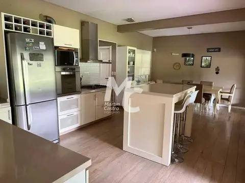 Casa en Venta con 2 cocheras