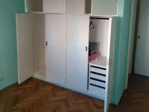 Amplísimo 2 amb en inmejorable ubicación, al frente, con balcón