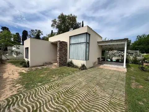 VENTA HERMOSA CASA 4AMB PILETA COCHERA LA REJA