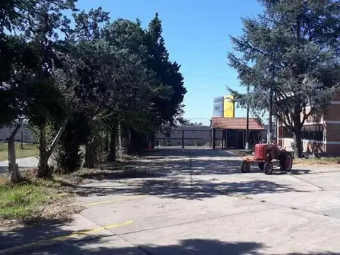 Ubicación estratégica, ideal para logística e industria, con amplios espacios y seguridad 24 hs.