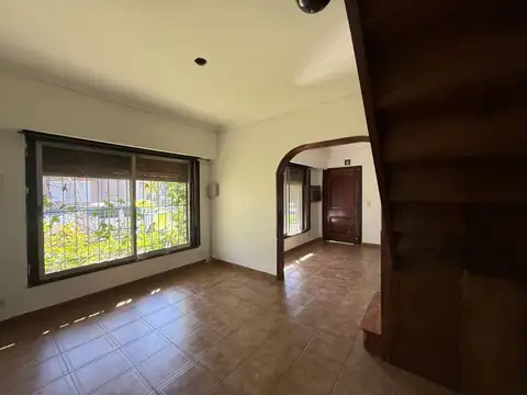 Casa 6 ambientes con 2 baños