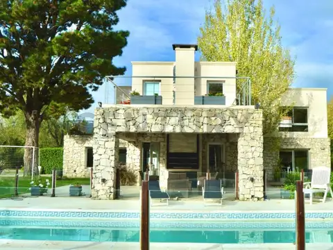 Casa 8 ambientes con 3 baños