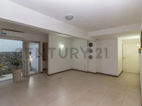 ALQUILER OFICINA, PLANTA BAJA CON PATIO, COCINA, BAÑO, ESPACIO DE GUARDADO, BARRIO ABASTO, ROSARIO