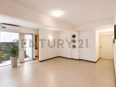 ALQUILER OFICINA, PLANTA BAJA CON PATIO, COCINA, BAÑO, ESPACIO DE GUARDADO, BARRIO ABASTO, ROSARIO
