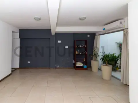 ALQUILER OFICINA, PLANTA BAJA CON PATIO, COCINA, BAÑO, ESPACIO DE GUARDADO, BARRIO ABASTO, ROSARIO