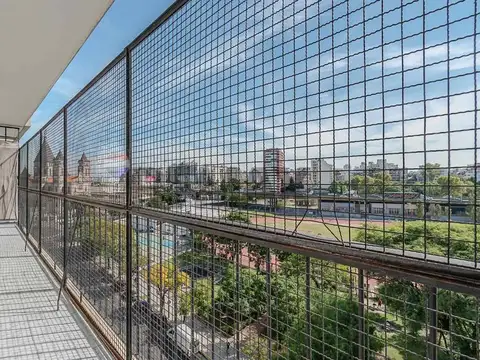EXCELENTE PISO ENTERO CON BALCON EN P. CHACABUCO
