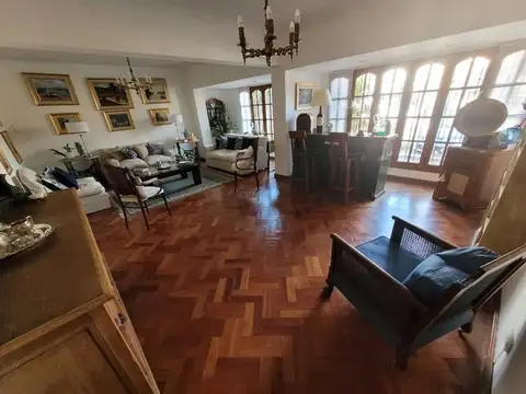 Casa 8 ambientes con 3 baños