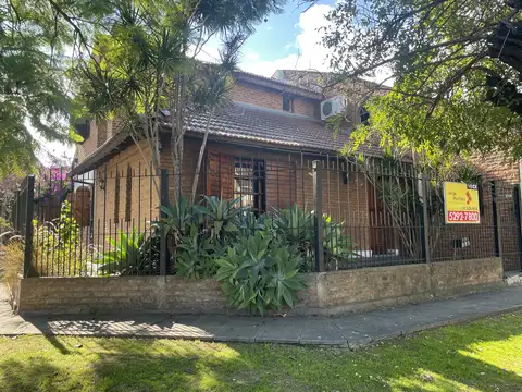 Amplia casa 4 ambientes