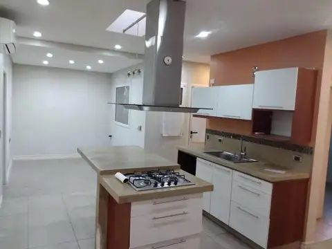 Casa en Alquiler con 5 cocheras