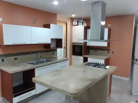 Casa 4 ambientes con 3 baños