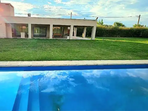 Casa en Alquiler con 2 cocheras