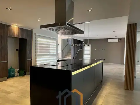 Casa en Venta con 6 cocheras