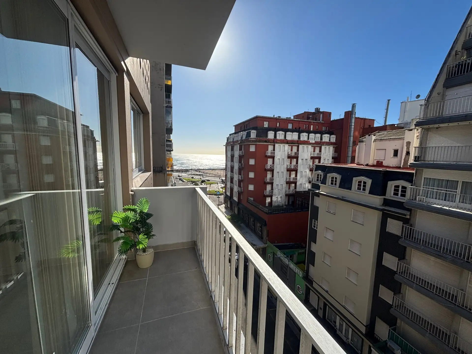 Venta Departamento 3 ambientes con Balcón y Vista lateral al Mar. Punta Iglesia