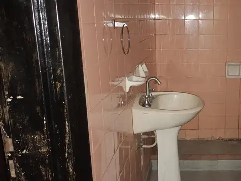 Departamento con local en planta baja y terraza a refaccionar