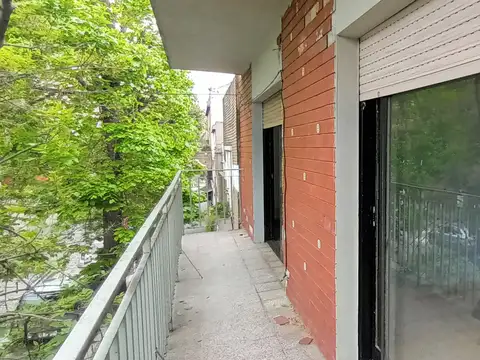 Departamento con local en planta baja y terraza a refaccionar