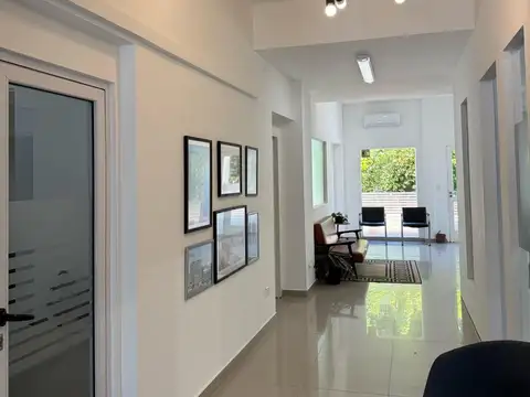 Oficina en Alquiler con 3 cocheras