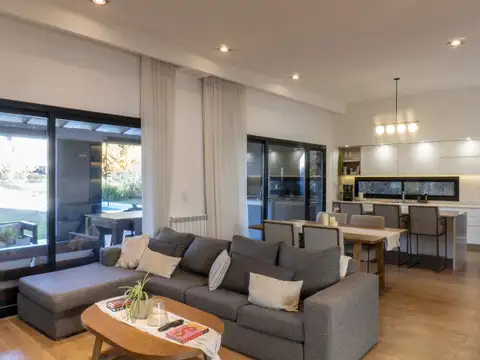 Casa en Venta con 2 cocheras