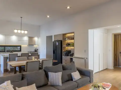 CASA 3 DORMITORIOS EXCELENTE UBICACIÓN- SAN SEBASTIAN