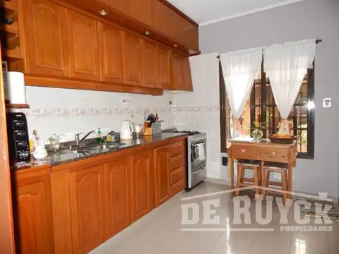Casa 5 ambientes con 3 baños