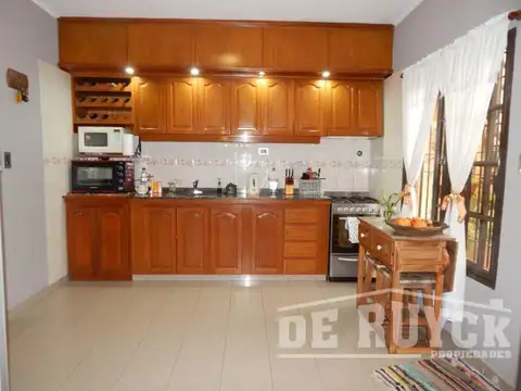 Casa en Venta con 3 cocheras