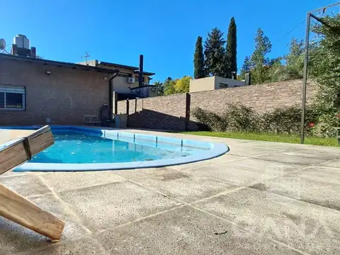 Venta Casa Pueblo Esther 3 dormitorios cochera pileta y Quincho. Permuta