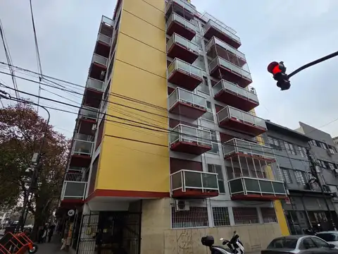 BUEN DEPARTAMENTO 3 AMB. - AL FRENTE - 2 BALCONES - MUY LUMINOSO - EXCELENTE UBICACION