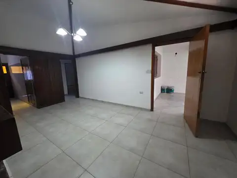 CASA EN VENTA 3 DORMITORIOS 2 BAÑOS COCHERA PATIO CEMENTO