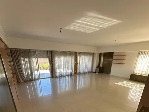 MORON CENTRO- PISO 180 MT2 CUBIERTOS+ BALCON ATERRAZADO PROPIO 40 MT2- 5 AMB+ 5 BAÑOS+2 COCHERAS