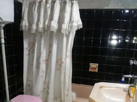 CHALET EN ESQUINA  BUENA UBICACION 3 AMB. +GGE CUBIERTO CON MONOAMBIENTE VENTA DIRECTA, CONSULTE