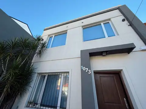 CASA DE 5 AMBIENTES EN VENTA - HAEDO SUR - FONDO LIBRE - COCHERA - TERRAZA ACCESIBLE - JACUZZI - APTO CREDITO