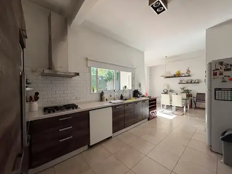 CASA DE 5 AMBIENTES EN VENTA - HAEDO SUR - FONDO LIBRE - COCHERA - TERRAZA ACCESIBLE - JACUZZI - APTO CREDITO