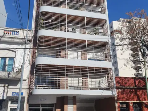 MUY BUEN MONOAMBIENTE AL CONTRAFRENTE - BALCON TERRAZA - SUPER LUMINOSO - COCINA SEPARADA
