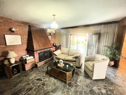 Casa 7 ambientes con 2 baños