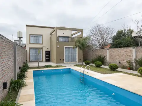 VENTA CASA 6 AMB MERLO C/ PILETA Y PARQUE