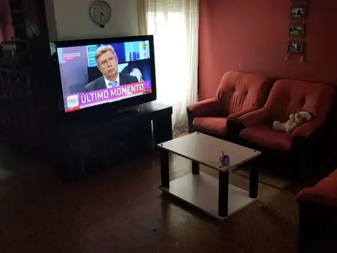 EN VENTA CASA CON 2 DORMITORIOS, BAÑO INSTALADO, AMPLIO FONDO, COCHERA - FICHA 2773