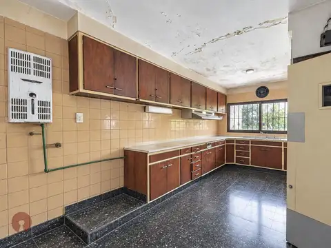 Oportunidad en Vicente Lopez Casa en Venta 4 ambientes con dependencia, jardín y pileta a reciclar