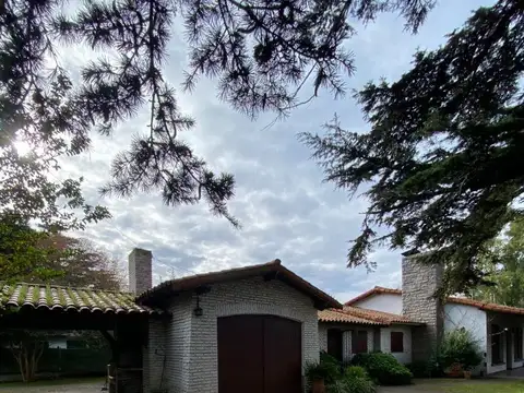 Casa en Venta con 3 cocheras