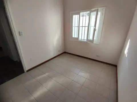 VENTA - Casa al frente 2 dormitorios con patio y terraza - Azcuénaga, Rosario. Apta Credito.