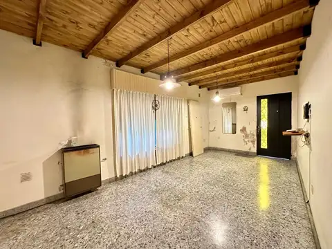 Casa 4 ambientes con 2 baños