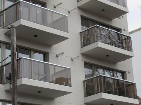 SEMIPISO DE 2 AMB A LA CALLE CON BALCON. COCHERA