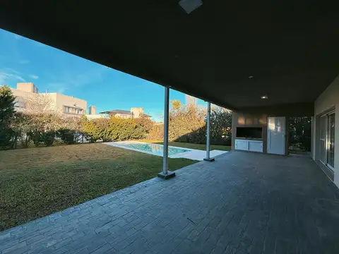 Casa en Alquiler con 4 cocheras