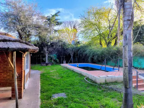 CASA EN VENTA 3 AMBIENTES PARQUE LELOIR PILETA