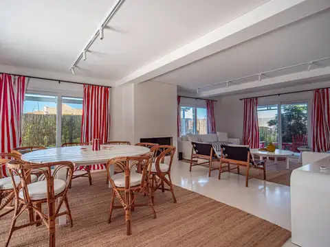 Casa en alquiler de 4 dormitorios en Jose Ignacio a 2 cuadras del mar