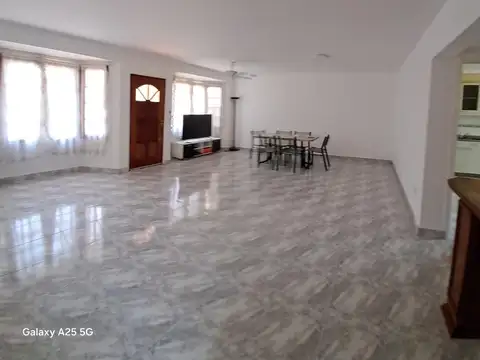 Casa en Venta con 3 cocheras