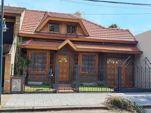 CASA 4 AMBIENTES A NUEVO. EXCELENTE UBICACIÓN